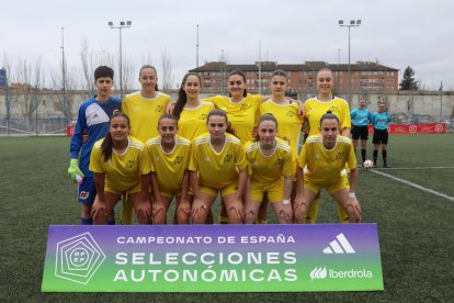 Mara Gómez, en la fila de abajo segunda por la derecha, fue titular con La Rioja Sub16 en los tres partidos disputados.