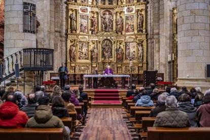 El Cristo recorrió los claustros de la Concatedral de San Pedro