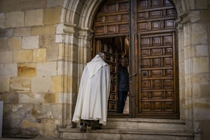 El Cristo recorrió los claustros de la Concatedral de San Pedro