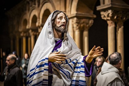 El Cristo recorrió los claustros de la Concatedral de San Pedro