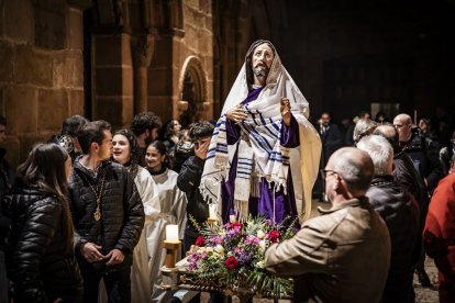 El Cristo recorrió los claustros de la Concatedral de San Pedro