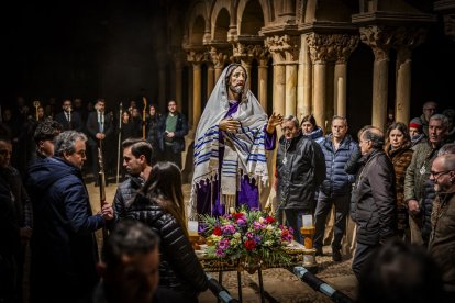 El Cristo recorrió los claustros de la Concatedral de San Pedro