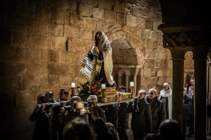 El Cristo recorrió los claustros de la Concatedral de San Pedro