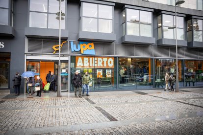 Los sorianos acuden al nuevo establecimiento en el día de su inauguración.