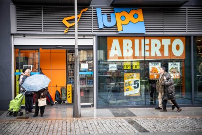 Los sorianos acuden al nuevo establecimiento en el día de su inauguración.