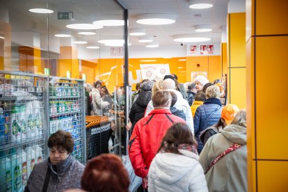 Los sorianos acuden al nuevo establecimiento en el día de su inauguración.