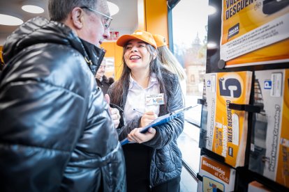 Los sorianos acuden al nuevo establecimiento en el día de su inauguración.