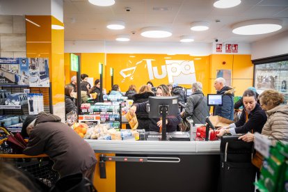 Los sorianos acuden al nuevo establecimiento en el día de su inauguración.