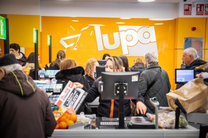 Los sorianos acuden al nuevo establecimiento en el día de su inauguración.