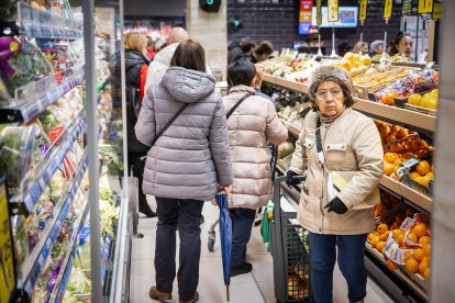 Los sorianos acuden al nuevo establecimiento en el día de su inauguración.