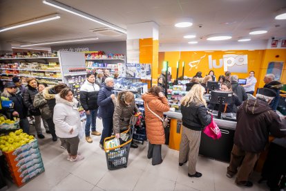 Los sorianos acuden al nuevo establecimiento en el día de su inauguración.