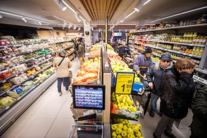 Los sorianos acuden al nuevo establecimiento en el día de su inauguración.