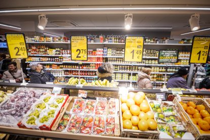 Los sorianos acuden al nuevo establecimiento en el día de su inauguración.