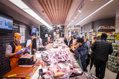 Los sorianos acuden al nuevo establecimiento en el día de su inauguración.