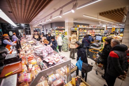 Los sorianos acuden al nuevo establecimiento en el día de su inauguración.