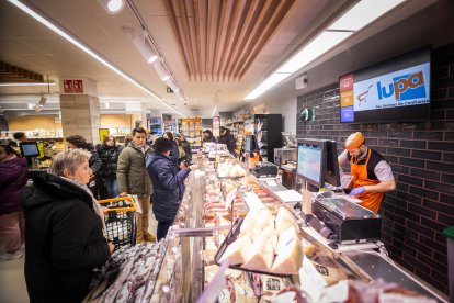 Los sorianos acuden al nuevo establecimiento en el día de su inauguración.