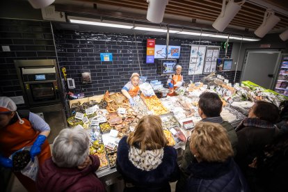 Los sorianos acuden al nuevo establecimiento en el día de su inauguración.