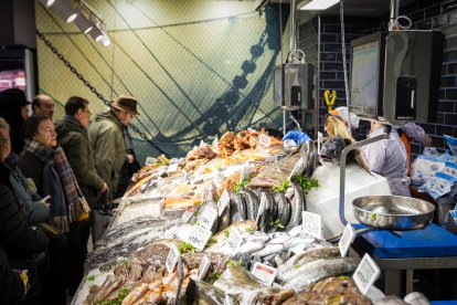 Los sorianos acuden al nuevo establecimiento en el día de su inauguración.