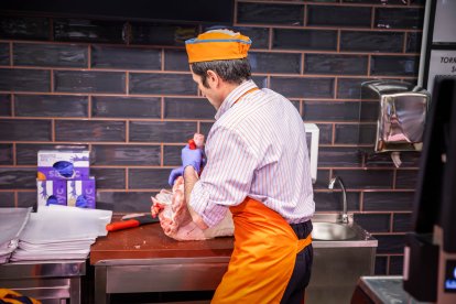 Los sorianos acuden al nuevo establecimiento en el día de su inauguración.