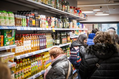 Los sorianos acuden al nuevo establecimiento en el día de su inauguración.