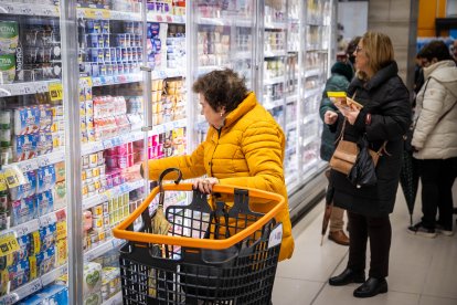 Los sorianos acuden al nuevo establecimiento en el día de su inauguración.