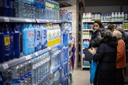 Los sorianos acuden al nuevo establecimiento en el día de su inauguración.