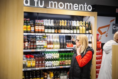 Los sorianos acuden al nuevo establecimiento en el día de su inauguración.