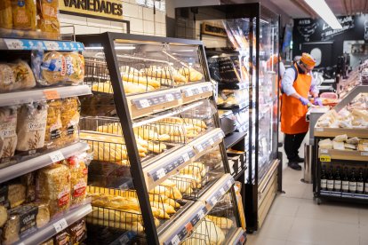 Los sorianos acuden al nuevo establecimiento en el día de su inauguración.