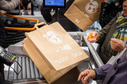 Los sorianos acuden al nuevo establecimiento en el día de su inauguración.