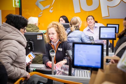 Los sorianos acuden al nuevo establecimiento en el día de su inauguración.