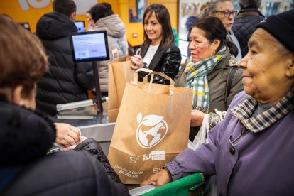 Los sorianos acuden al nuevo establecimiento en el día de su inauguración.