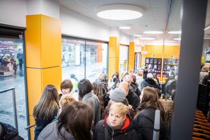 Los sorianos acuden al nuevo establecimiento en el día de su inauguración.