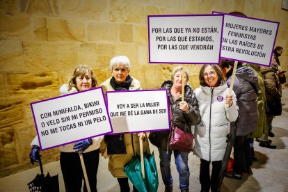 Multitudinaria manifestación del 8M por el centro de Soria.