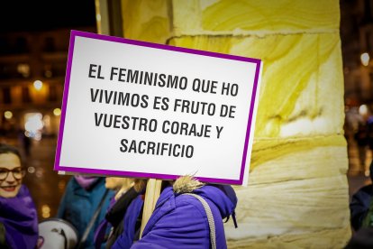 Multitudinaria manifestación del 8M por el centro de Soria.