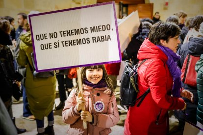 Multitudinaria manifestación del 8M por el centro de Soria.