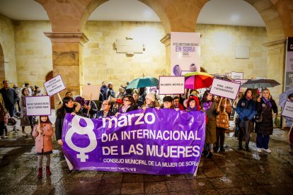 Multitudinaria manifestación del 8M por el centro de Soria.