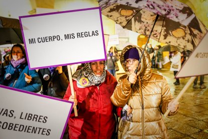 Multitudinaria manifestación del 8M por el centro de Soria.
