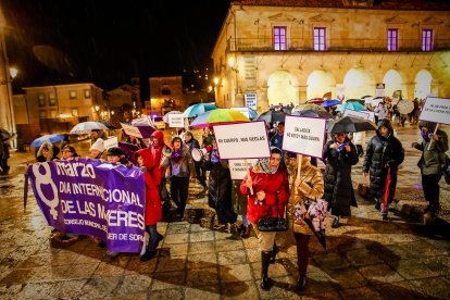 Multitudinaria manifestación del 8M por el centro de Soria.