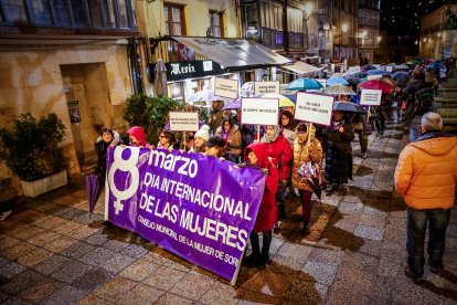 Multitudinaria manifestación del 8M por el centro de Soria.