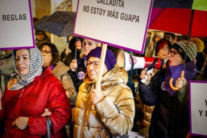 Multitudinaria manifestación del 8M por el centro de Soria.