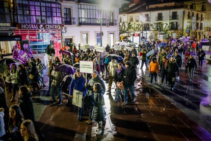Multitudinaria manifestación del 8M por el centro de Soria.
