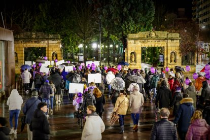 Multitudinaria manifestación del 8M por el centro de Soria.