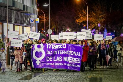 Multitudinaria manifestación del 8M por el centro de Soria.