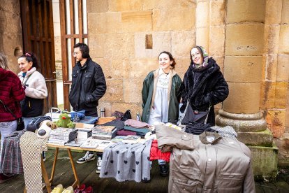 La 'Asociación de Vecinos del Casco Viejo' ha organizado este mercadillo en las Ruinas de San Nicolás.