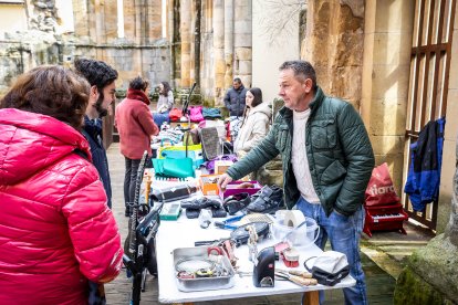 La 'Asociación de Vecinos del Casco Viejo' ha organizado este mercadillo en las Ruinas de San Nicolás.