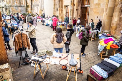 La 'Asociación de Vecinos del Casco Viejo' ha organizado este mercadillo en las Ruinas de San Nicolás.