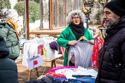 La 'Asociación de Vecinos del Casco Viejo' ha organizado este mercadillo en las Ruinas de San Nicolás.