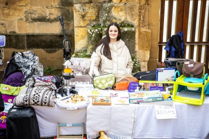 La 'Asociación de Vecinos del Casco Viejo' ha organizado este mercadillo en las Ruinas de San Nicolás.