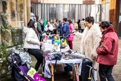 La 'Asociación de Vecinos del Casco Viejo' ha organizado este mercadillo en las Ruinas de San Nicolás.