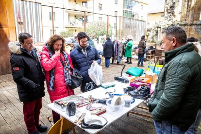 La 'Asociación de Vecinos del Casco Viejo' ha organizado este mercadillo en las Ruinas de San Nicolás.